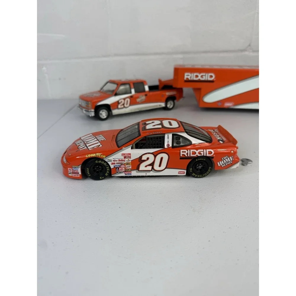 Action Brookfield Collectors Guild 1:24 Tony Stewart Crew Cab, Enclosed Trailer